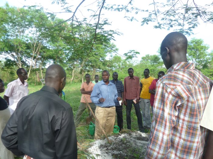 Samuel Nderitu discusses composting with participants from South Sudan